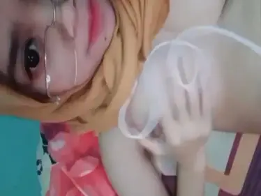Gadis Hijab Berkacamata Montok Panas Viral